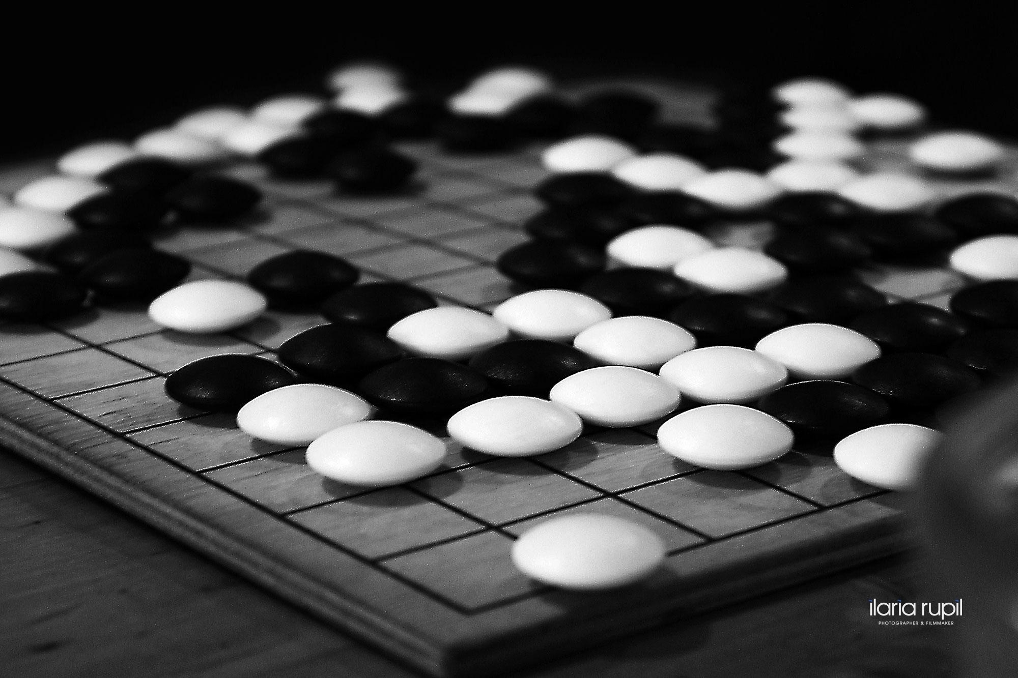 White and black “Stones” compete for the supremacy over a space delimited by the surface of the goban. Go is an ancient Chinese strategy game. It is played a lot in Japan, acquiring its nationality, where it is considered a training for the power of self-control and order.