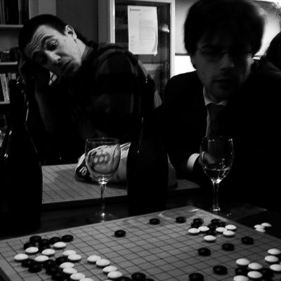 At a non-competitive level it is acceptable and essential for beginner players to be advised and helped by more experienced players in order to improve their strategy during the match